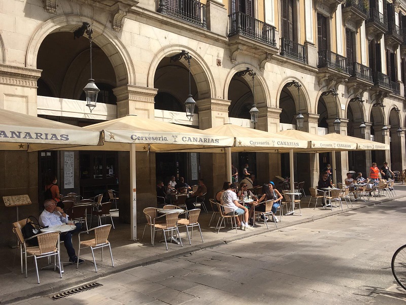 Some terraces open in Barcelona's Plaça Reial square, on May 25, 2020 (by Cillian Shields)